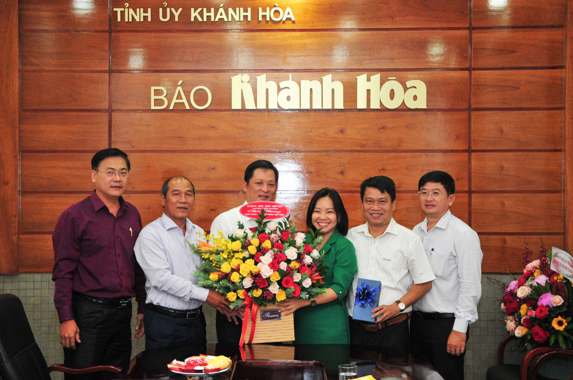 Huyện ủy - HĐND - UBND - UBMTTQ Việt Nam huyện Diên Khánh tặng hoa chúc mừng Báo Khánh Hoà