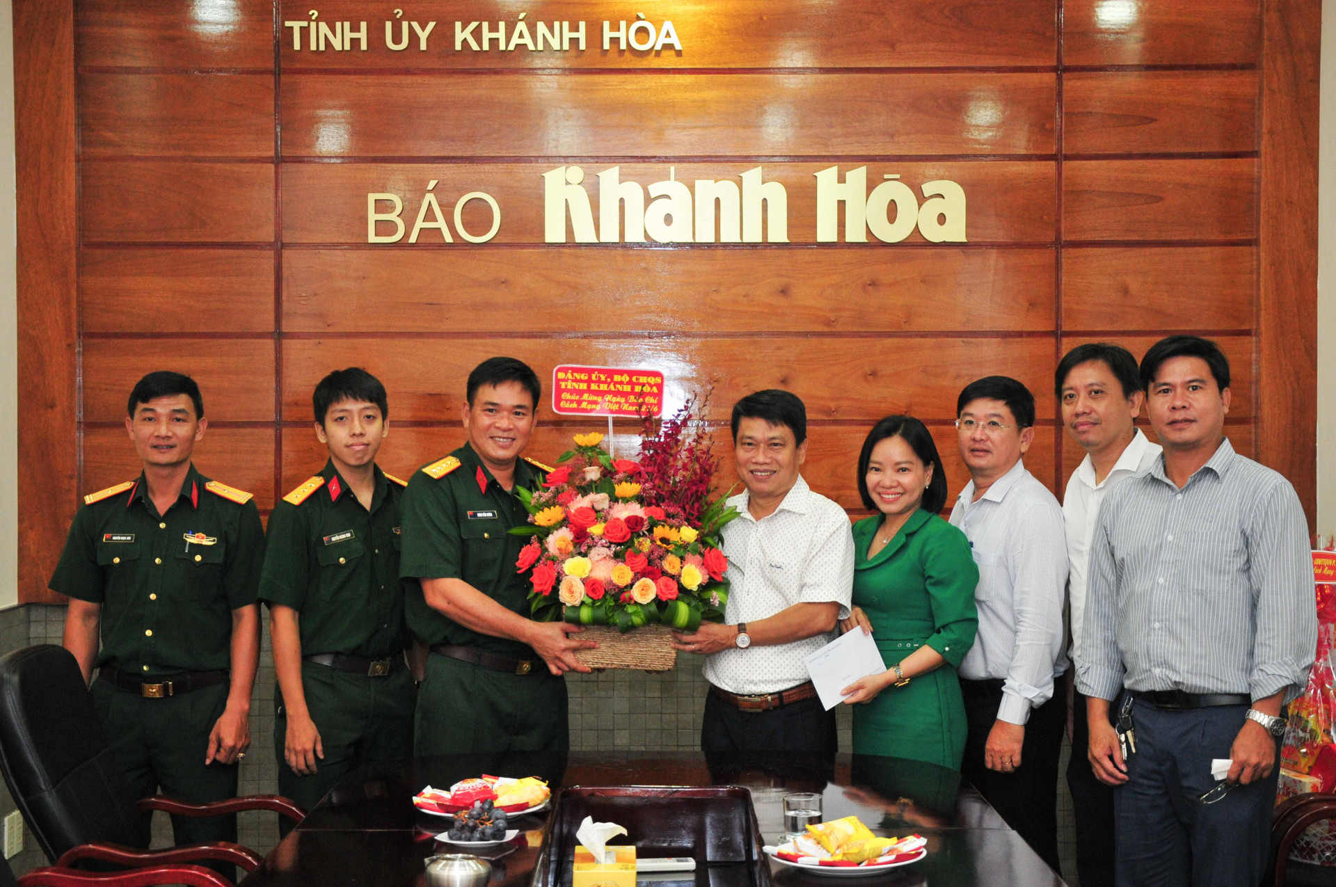 Bộ Chỉ huy Quân sự tỉnh thăm, tặng hoa chúc mừng Báo Khánh Hoà