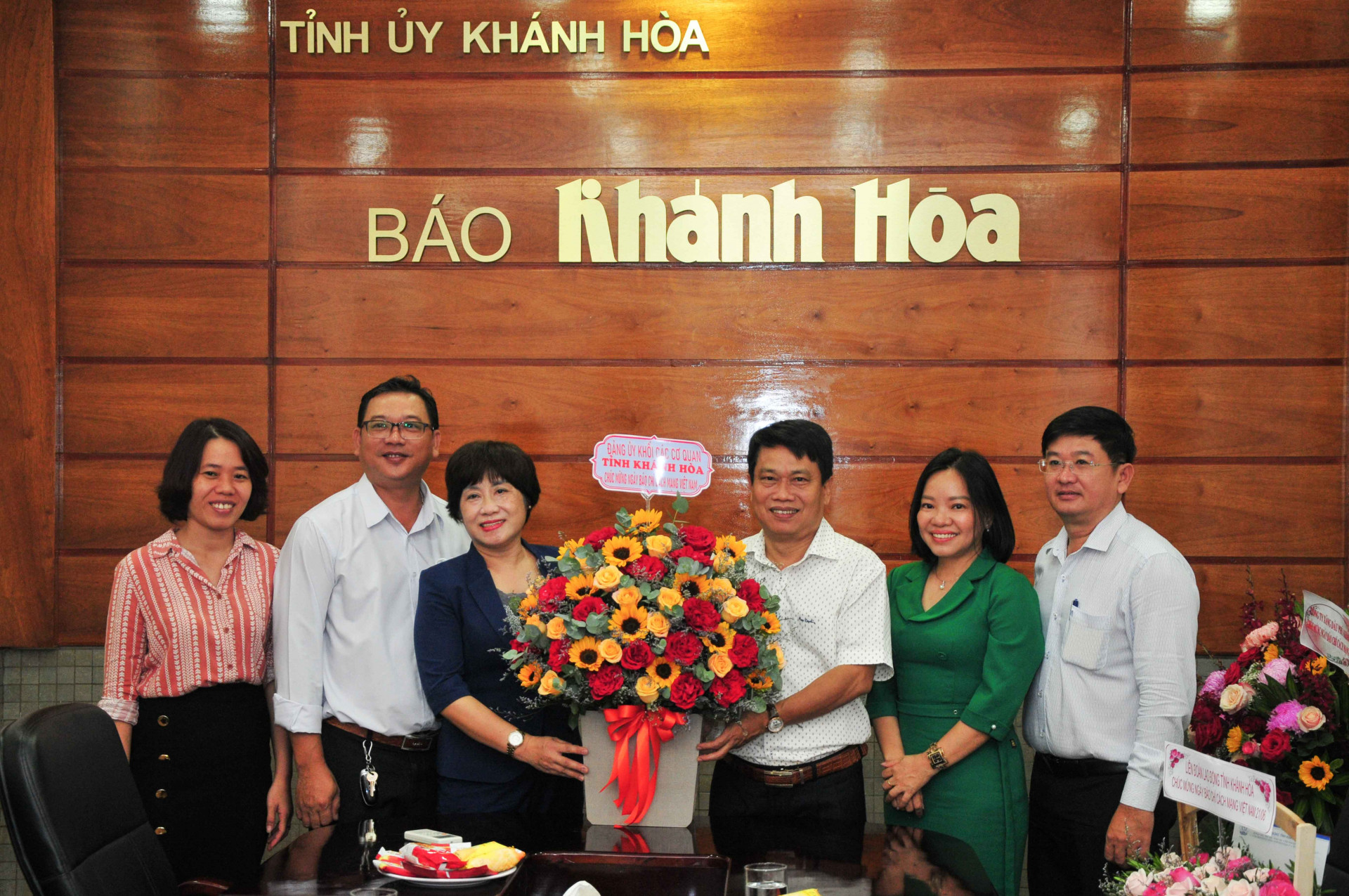 Đảng uỷ Khối các cơ quan tỉnh tặng hoa chúc mừng Báo Khánh Hoà