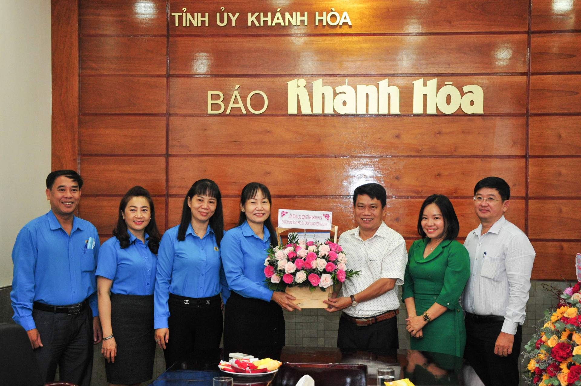 Liên đoàn Lao động tỉnh tặng hoa chúc mừng Báo Khánh Hoà