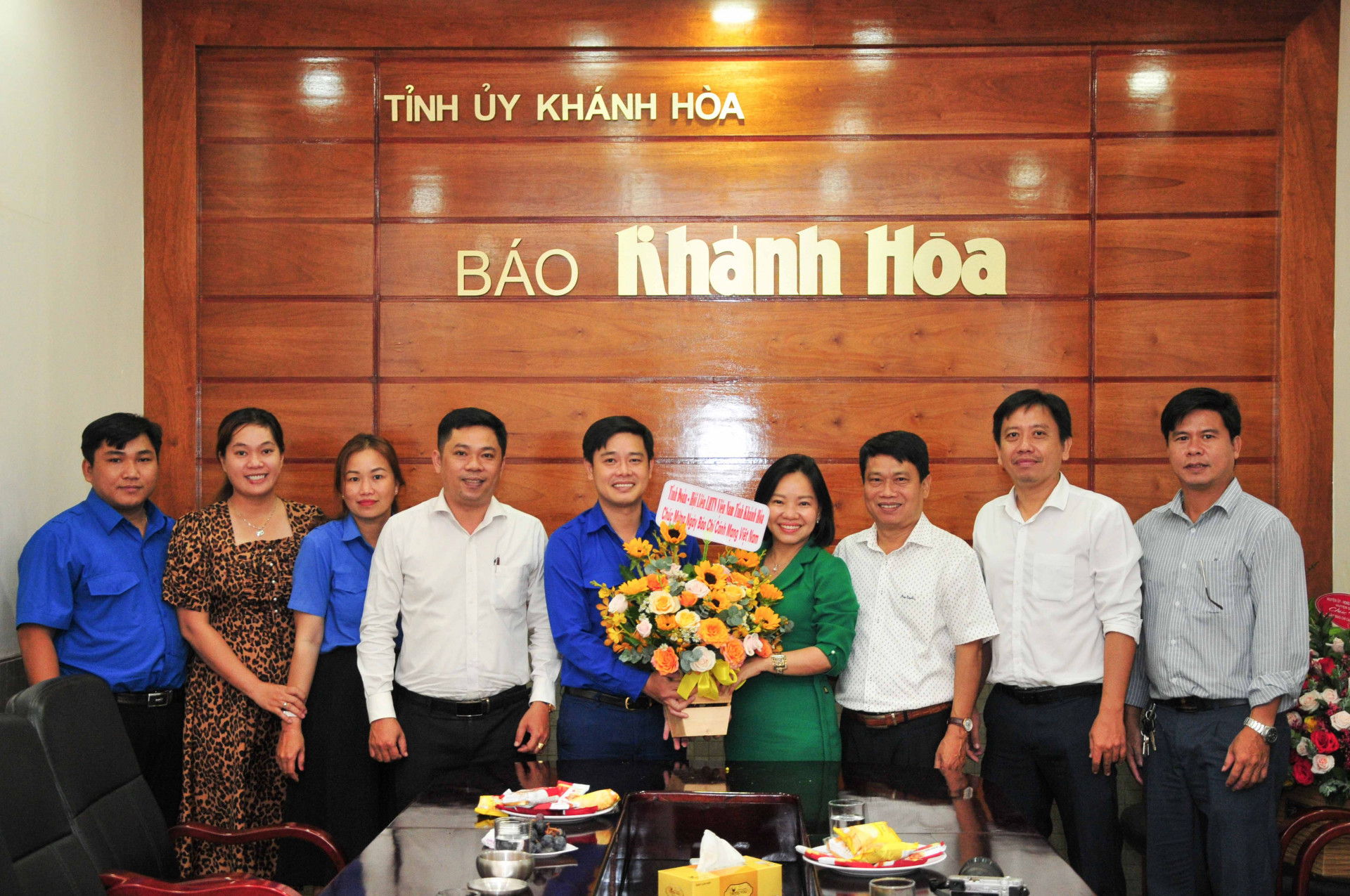 Lãnh đạo Tỉnh đoàn tặng hoa chúc mừng Báo Khánh Hoà