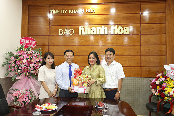 Lãnh đạo Sở Nội vụ tặng hoa chúc mừng Báo Khánh Hòa