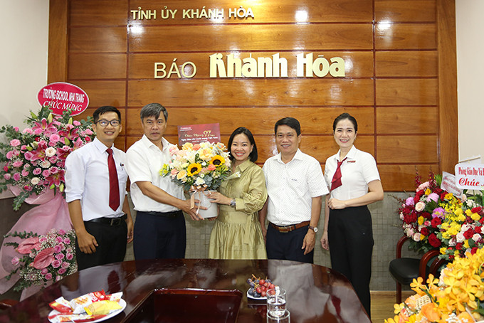 Lãnh đạo Agribank chi nhánh Khánh Hòa tặng hoa chúc mừng Báo Khánh Hòa