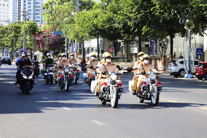 Lực lượng Cảnh sát giao thông TP. Nha Trang ra quân xử lý vi phạm trật tự an toàn giao thông.