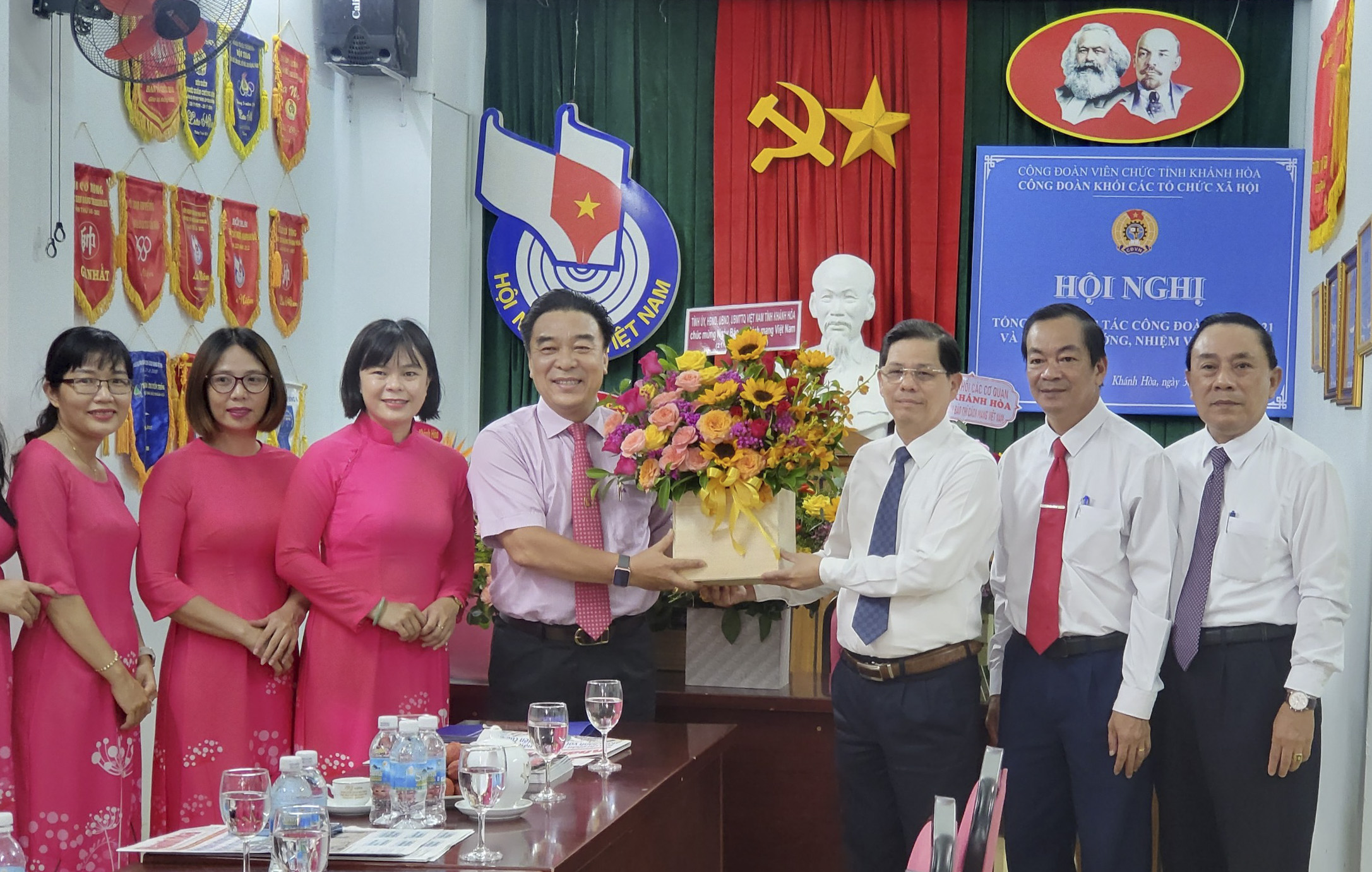 Chủ tịch UBND tỉnh Nguyễn Tấn Tuân thăm, chúc mừng các cơ quan báo chí