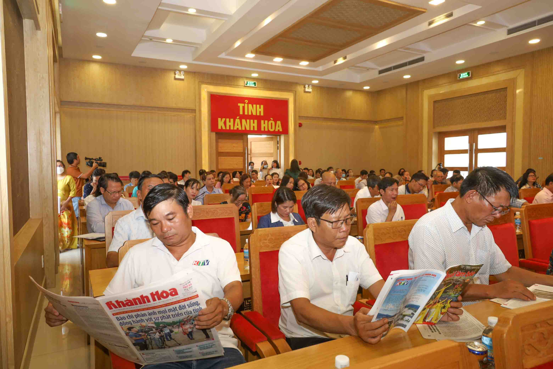 Các hội viên Hội Nhà báo tỉnh Khánh Hòa tham dự buổi lễ kỷ niệm. 