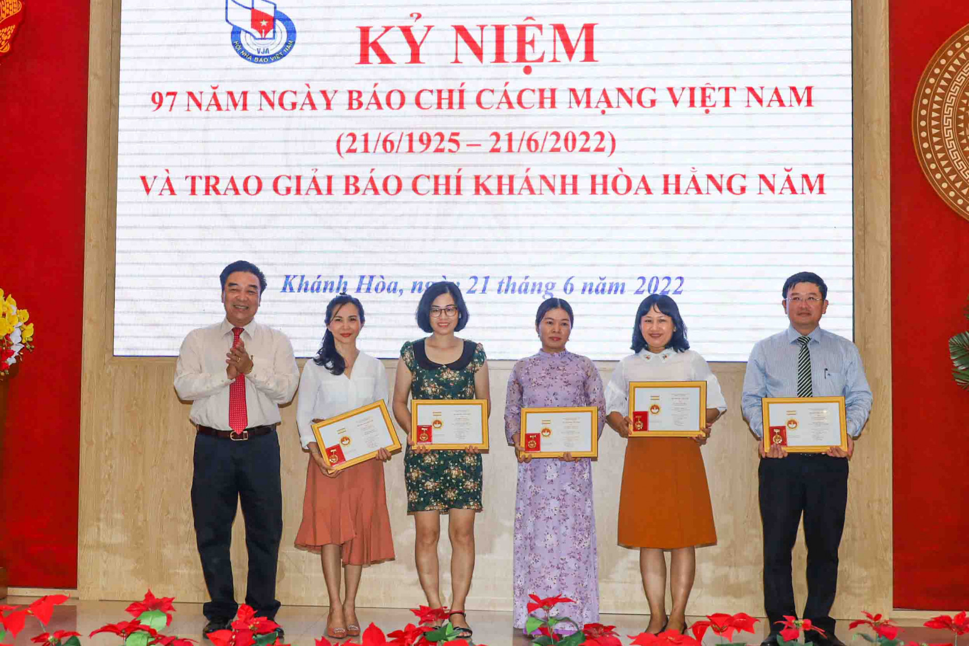 Thừa ủy quyền của Hội Nhà báo Việt Nam, lãnh đạo Hội Nhà báo tỉnh Khánh Hòa trao kỷ niệm chương Vì sự nghiệp báo chí Việt Nam cho các cá nhân. 