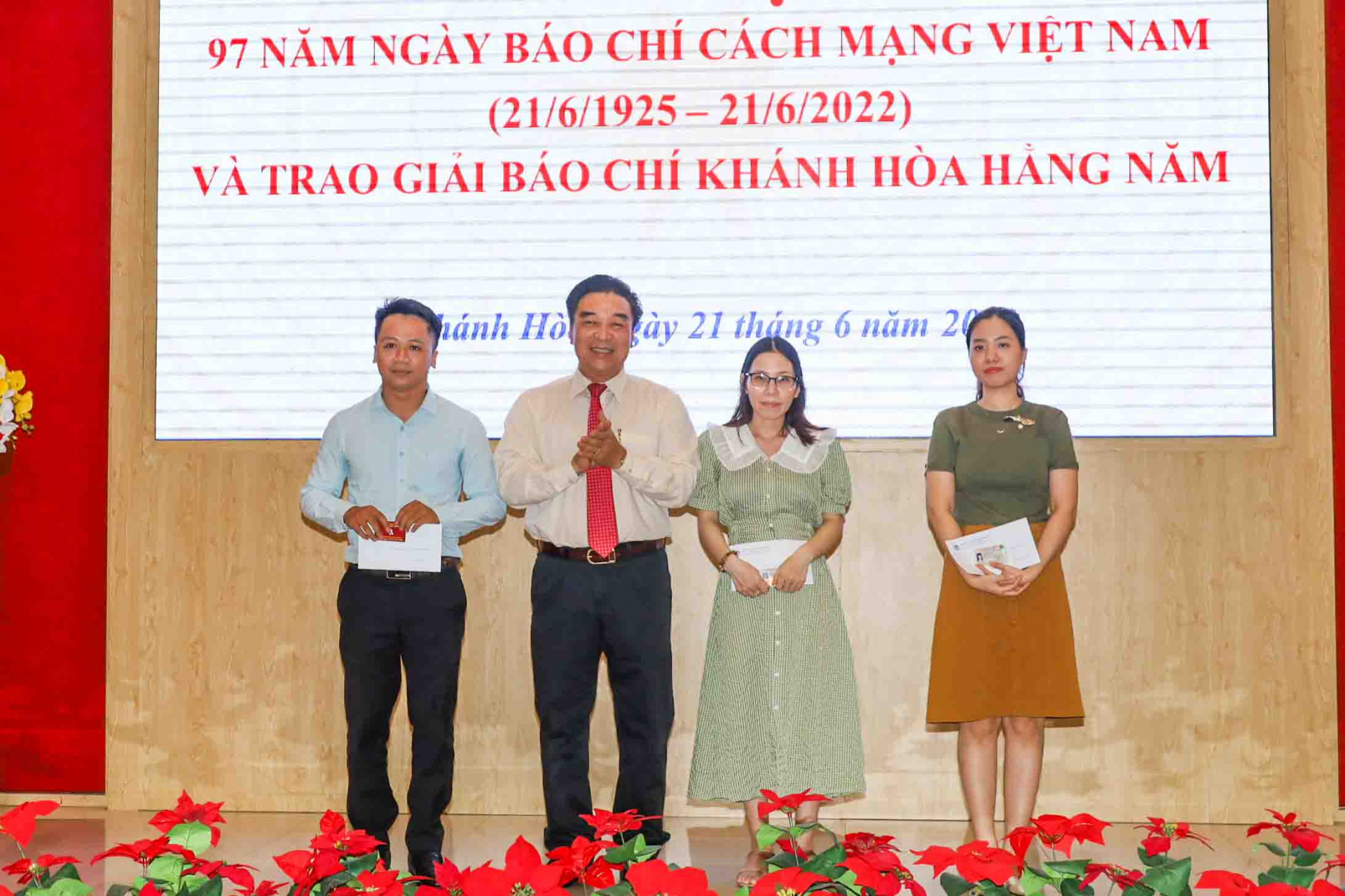 Lãnh đạo Hội Nhà báo tỉnh Khánh Hòa trao quyết định kết nạp hội viên mới. 