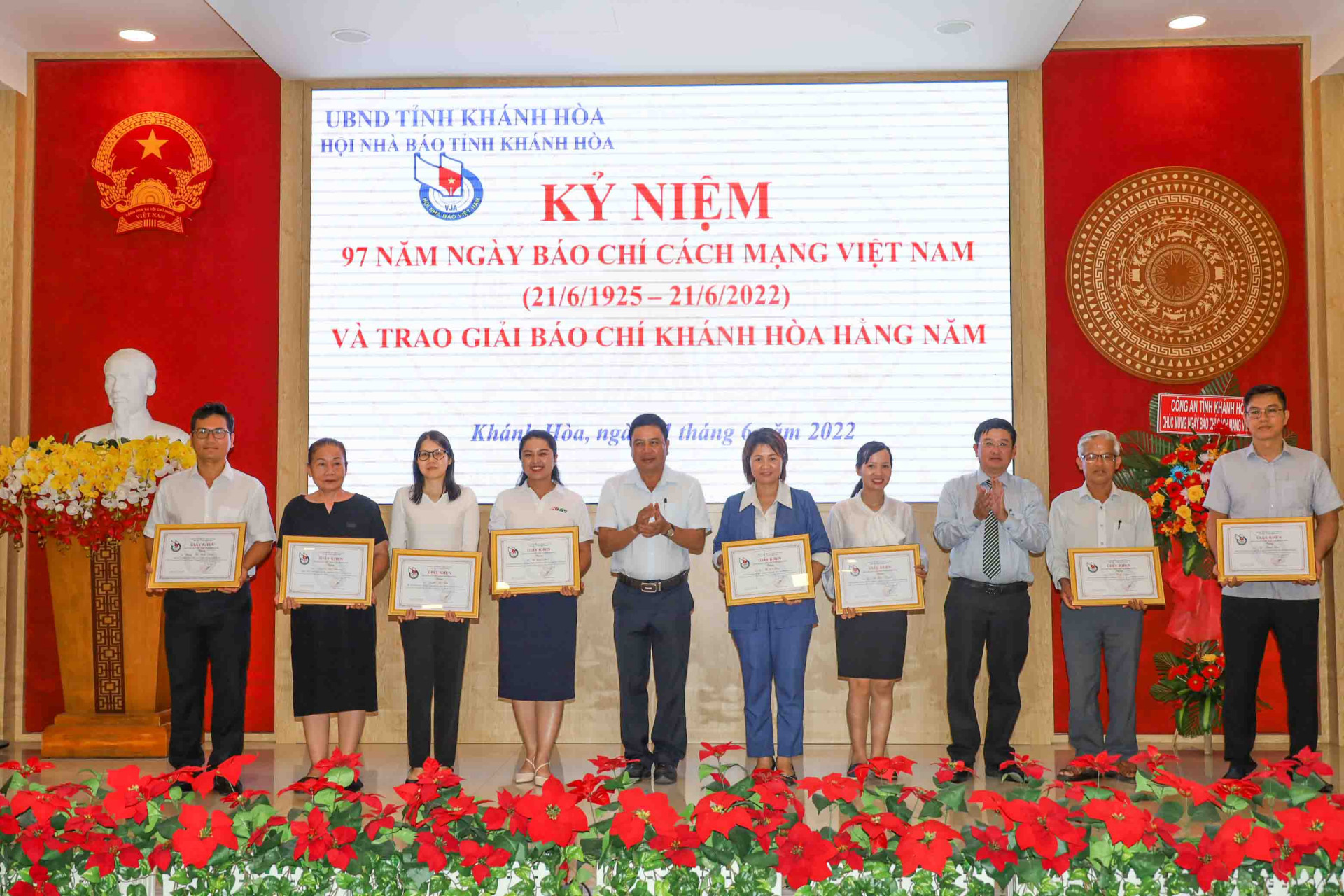 Lãnh đạo Hội Nhà báo tỉnh Khánh Hòa khen thưởng các hội viên có nhiều hoạt động tích cực vào nhiệm vụ, công tác hội. 
