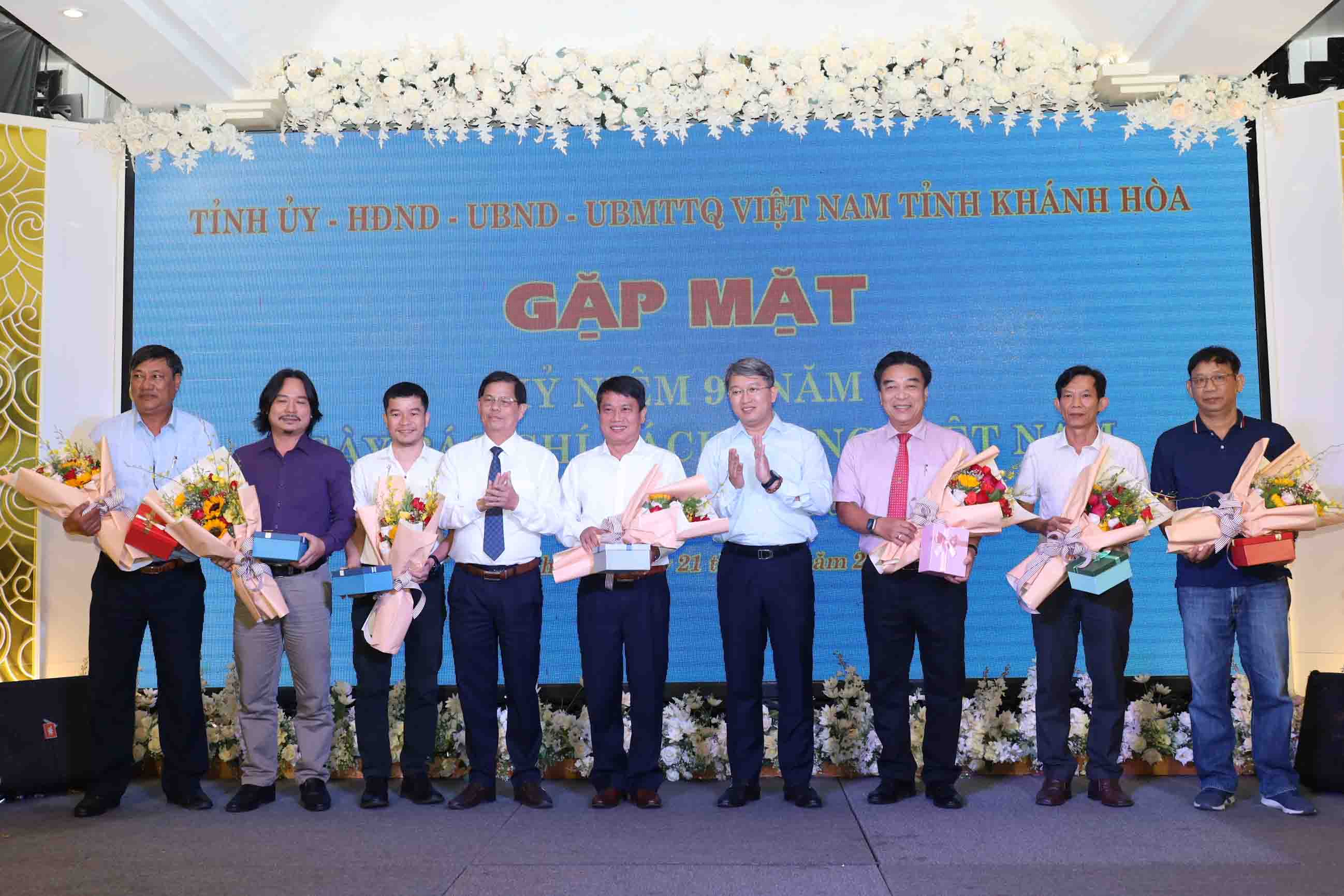 Lãnh đạo tỉnh Khánh Hòa gặp mặt báo chí