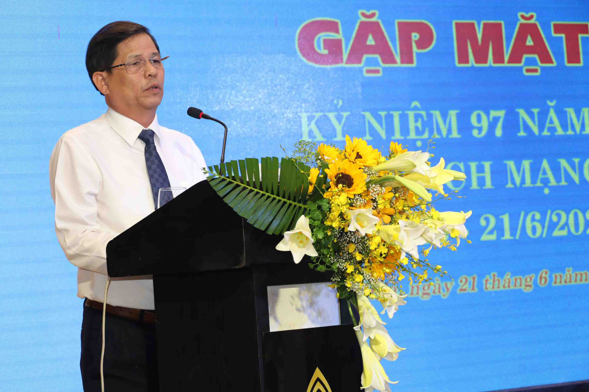 Ông Nguyễn Tấn Tuân phát biểu tại buổi gặp mặt.   