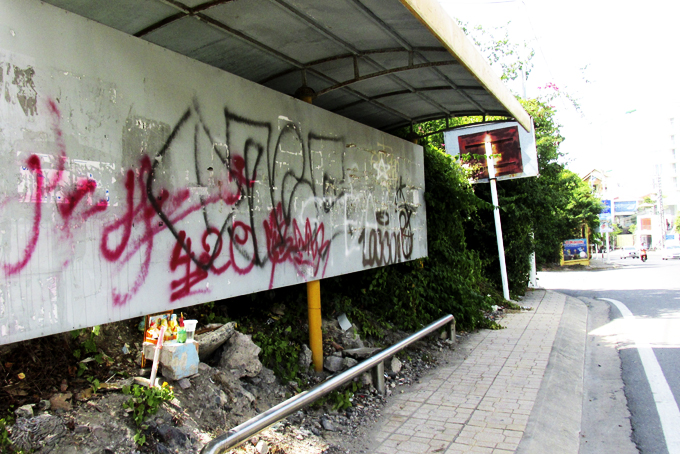 Viết, vẽ nơi nhà chờ xe buýt