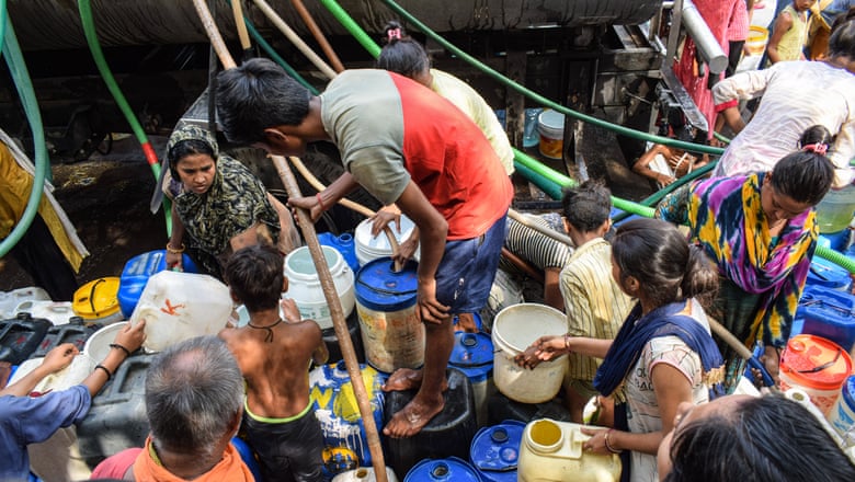 Người dân xếp hàng lấy nước từ xe thùng ở New Delhi, Ấn Độ. Ảnh: Shutterstock