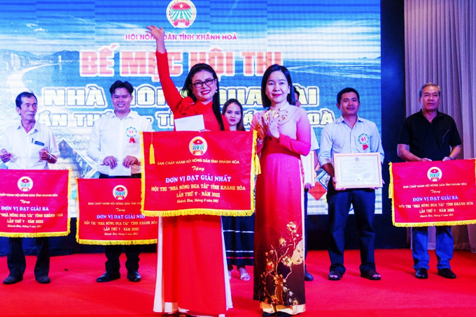 Lãnh đạo Hội Nông dân tỉnh trao giải nhất  cho đội thị xã Ninh Hòa.