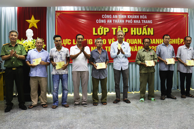 Trao giấy chứng nhận cho học viên lớp huấn luyện lực lượng bảo vệ ở Nha Trang.