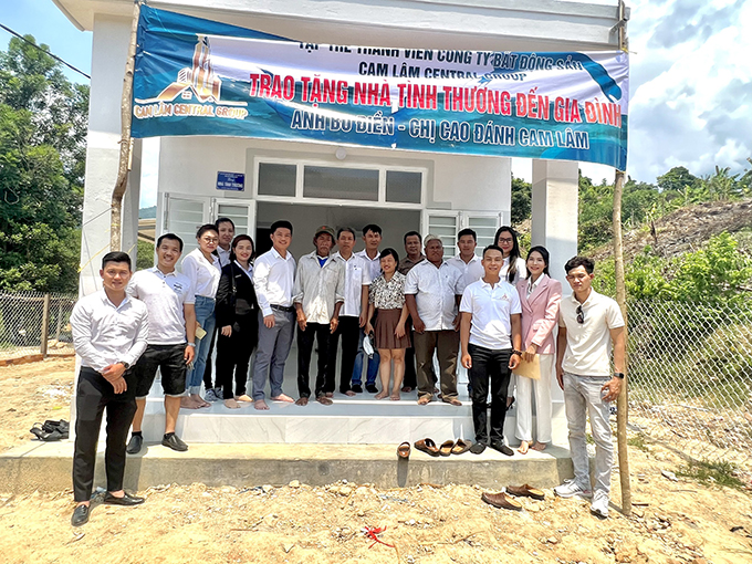 Công ty Bất động sản Cam Lâm Central Group tặng nhà tình nghĩa cho hộ nghèo