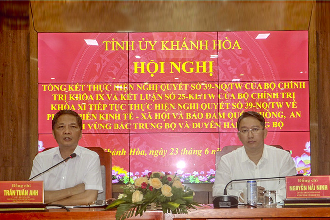 Các ông Trần Tuấn Anh, Nguyễn Hải Ninh chủ trì hội nghị.