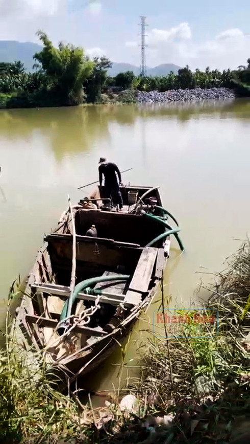 Lực lượng chức năng huyện Diên Khánh phát hiện, thu giữ 1 ghe hút cát trái phép trên sông Cái