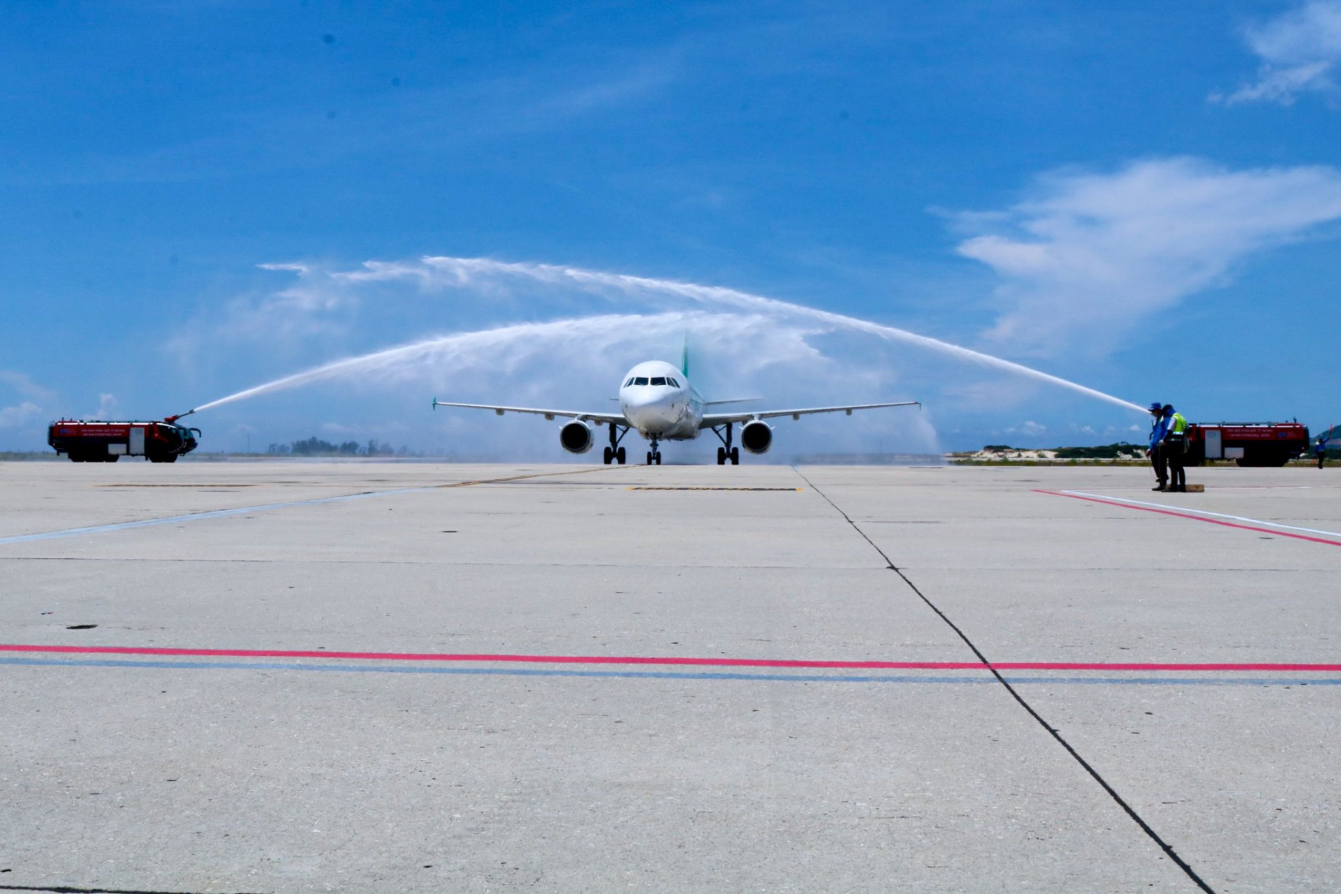 Nghi thức phun vòi rồng chào đón chuyến bay đàu tiên của Air Seoul quay trở lại Cam Ranh, Khánh Hòa