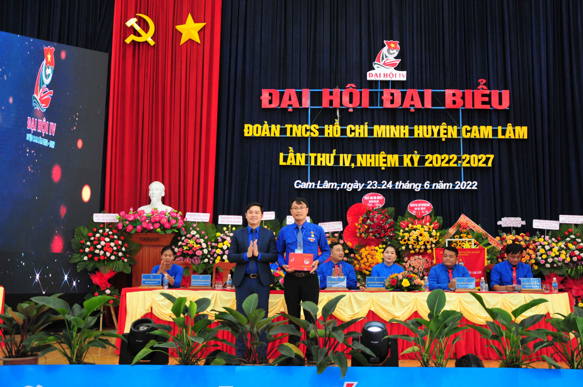 Lãnh đạo Tỉnh đoàn thừa uỷ quyền của Trung ương Đoàn trao kỷ niệm chương Vì thế hệ trẻ cho một cá nhân của huyện Cam Lâm