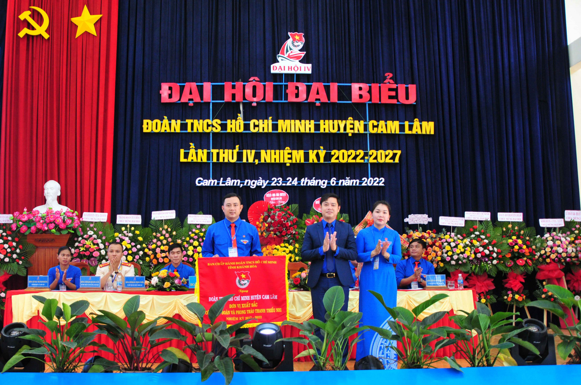 Tỉnh đoàn trao cờ thi đua xuất sắc nhiệm kỳ 2017 - 2022 cho Huyện đoàn Cam Lâm