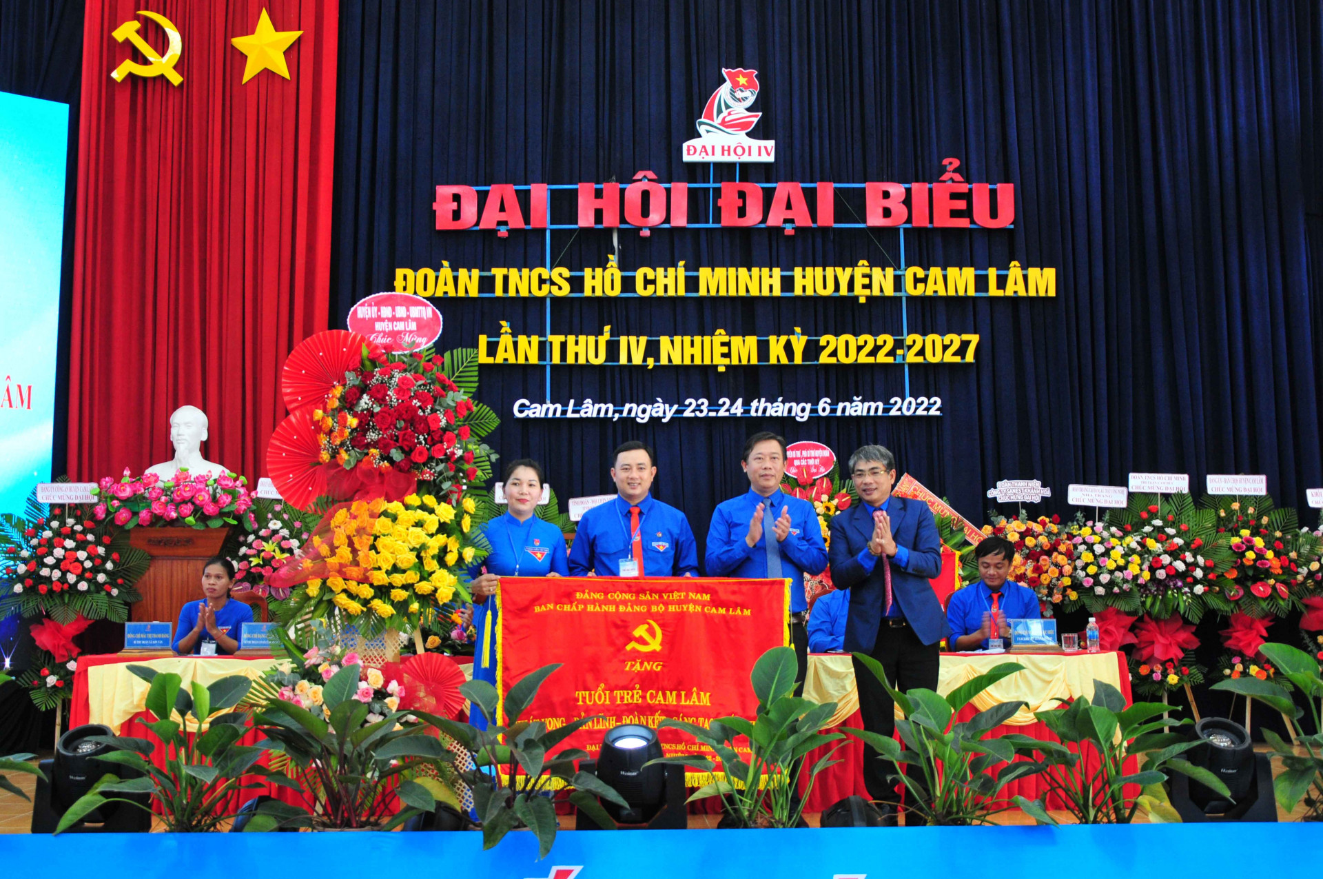 Huyện uỷ Cam Lâm tặng đại hội bức trướng mang dòng chữ Tuổi trẻ Cam Lâm  "Khát vọng - Bản lĩnh - Đoàn kết - Sáng tạo - Cống hiến "