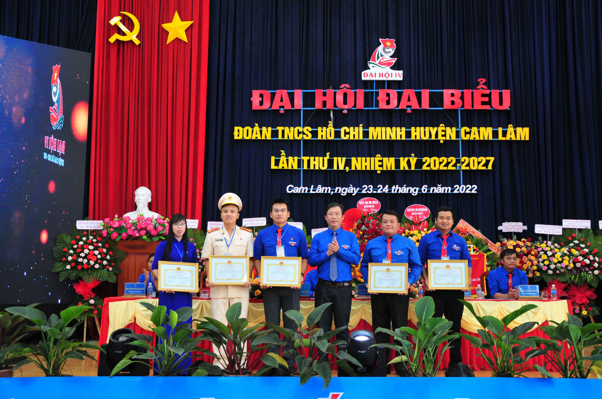 Bí thư Huyện uỷ Cam Lâm trao giấy khen của UBND huyện cho các tập thể xuất sắc