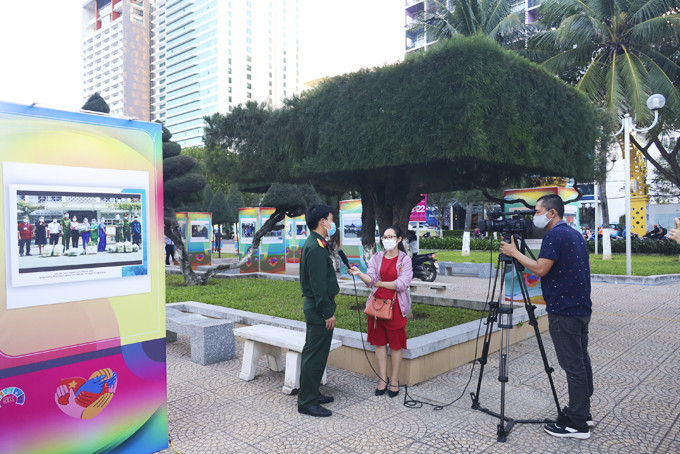 Khanh Hoa Radio and Television reporters working at the exhibition about Covid-19 prevention and control at the end of 2021 (Photo: Nhan Tam)