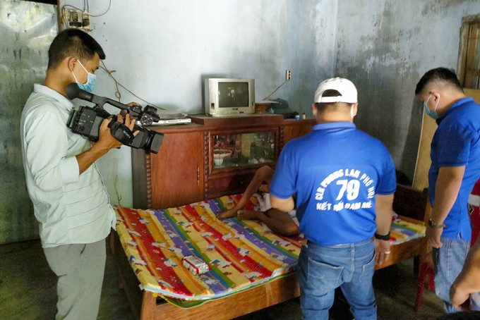 Cameraman Nguyen Kong (KTV) working during Covid-19 outbreak in Khanh Son District