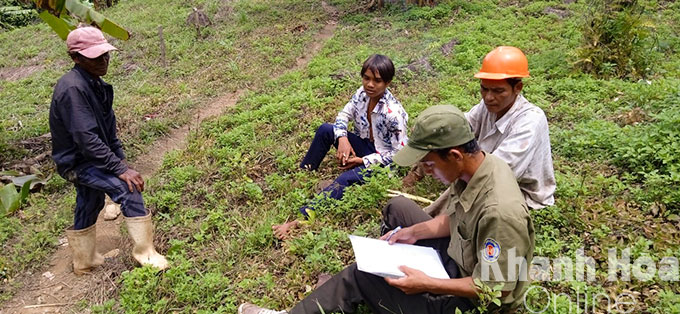 Lực lượng của Ban Quản lý rừng phòng hộ Nam Khánh Hòa tiếp cận người dân lấn chiếm đất ở xã Sơn Bình (huyện Khánh Sơn).