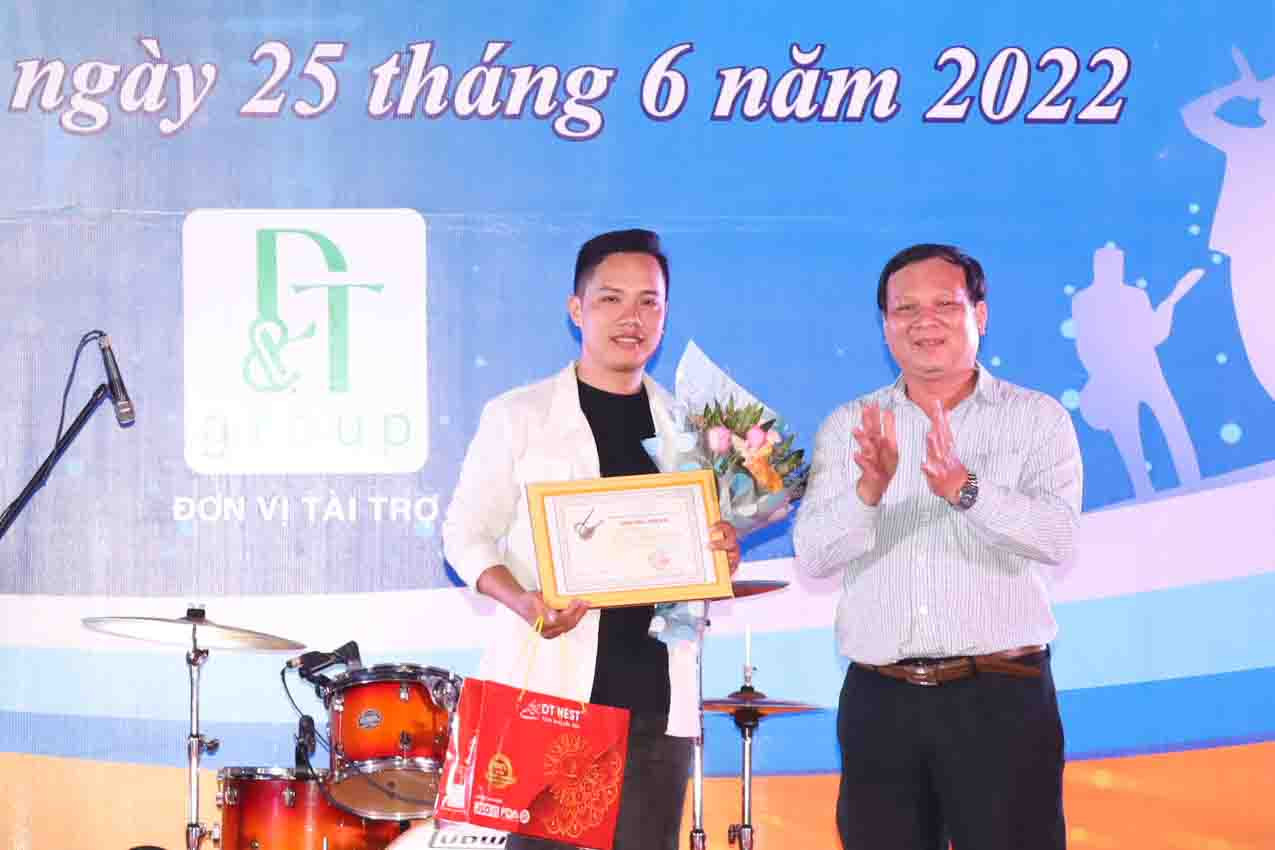 Lãnh đạo TP. Nha Trang trao giải nhất cho đại diện nhóm nhạc Vĩnh Phương - Phước Tiến. 
