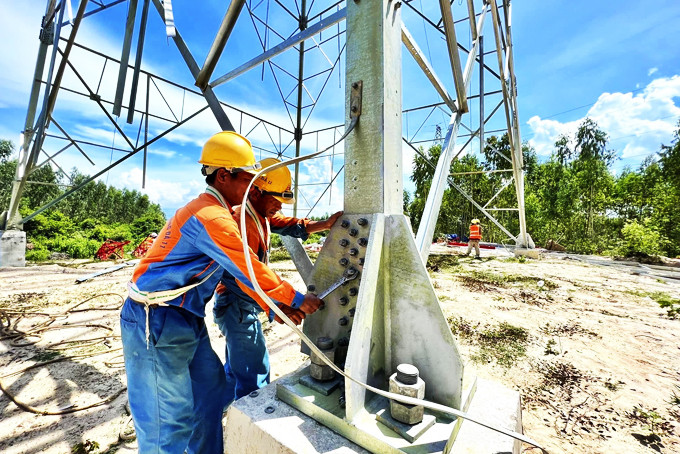 Thi công đường dây 500 kV Vân Phong - Vĩnh Tân.