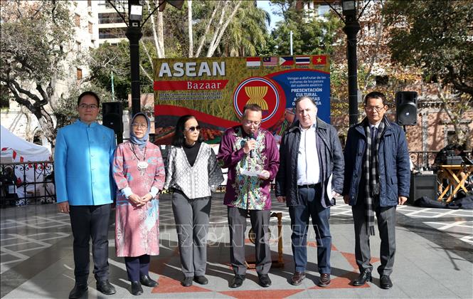 Đại sứ Malaysia Nur Azman Abdul Rahim, Chủ tịch luân phiên của Ủy ban ASEAN tại Argentina (giữa) phát biểu khai mạc hội chợ Bazar. Ảnh: Hoài Nam - P/v TTXVN tại Argentina.