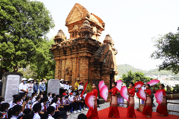 Biểu diễn múa Chăm ở Khu di tích Tháp Bà Ponagar. 