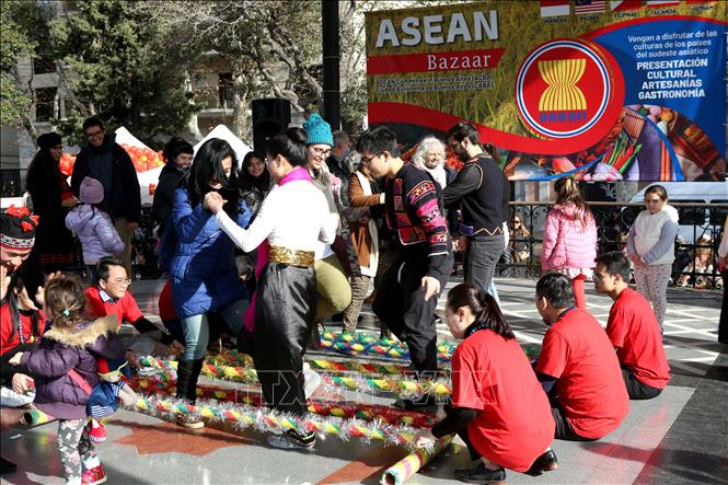 Khách tham quan hội chợ tham gia tiết mục múa sạp của Việt Nam. Ảnh: Hoài Nam - P/v TTXVN tại Argentina