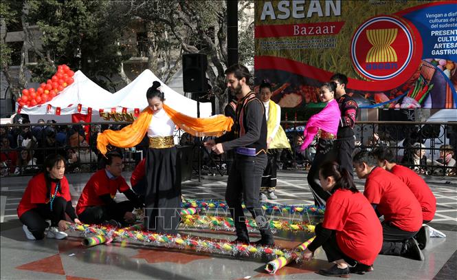 Tiết mục múa sạp của Việt Nam tại hội chợ Bazar 2022. Ảnh: Hoài Nam - P/v TTXVN tại Argentina
