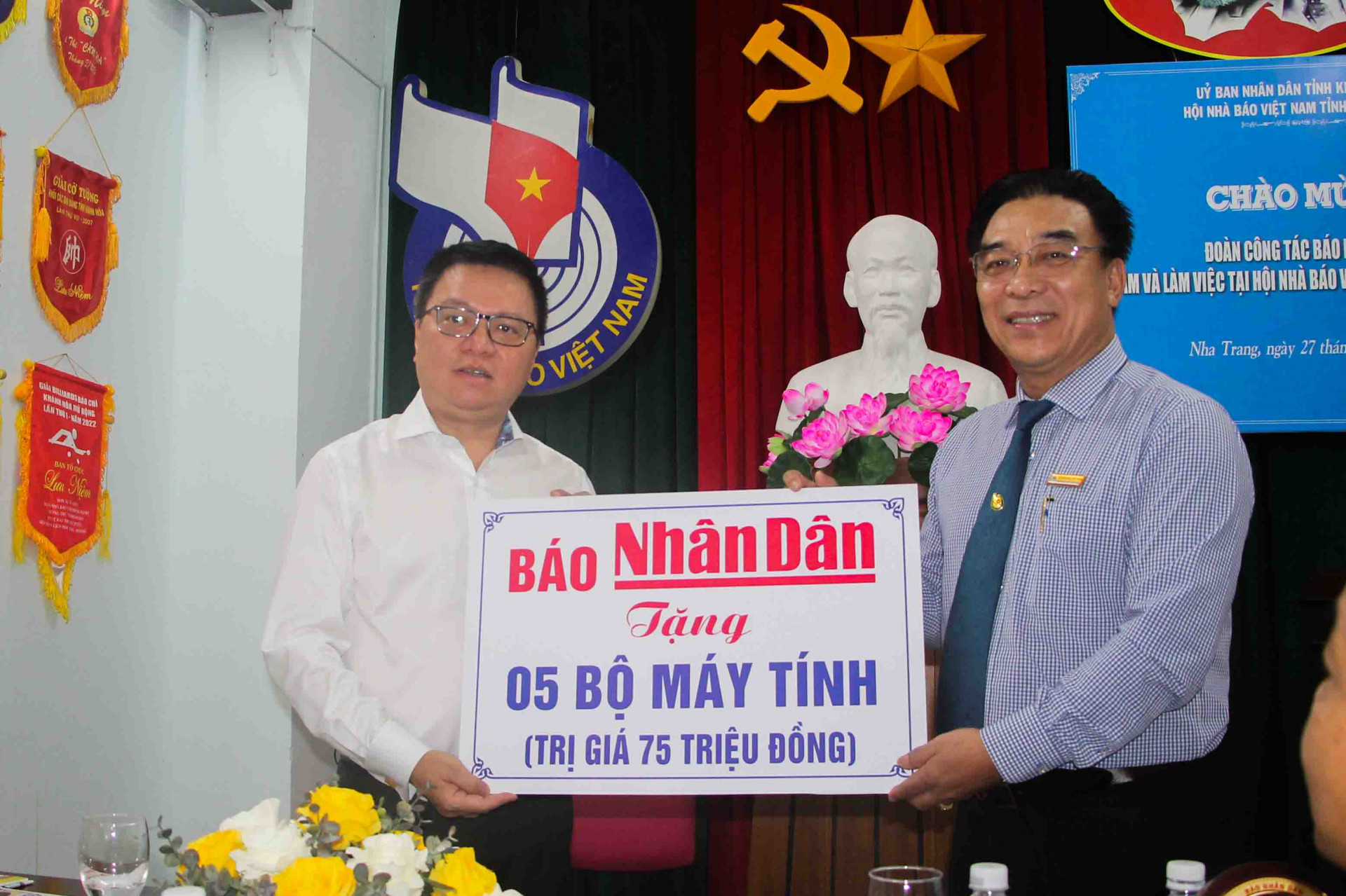 Ông Lê Quốc Minh (bên trái) trao bảng tượng trưng tặng máy tính tới đại diện Hội Nhà báo tỉnh Khánh Hòa. 