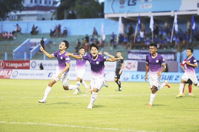 Khanh Hoa FC players celebrating after scoring