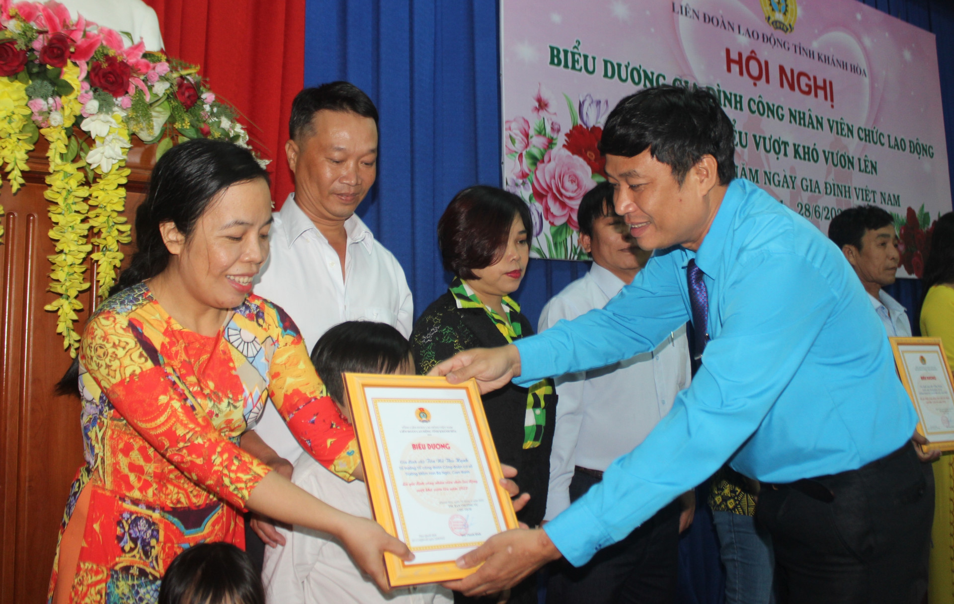Ông Bùi Thanh Bình – Chủ tịch Liên đoàn Lao động tỉnh Khánh Hòa biểu dương những gia đình đoàn viên tiêu biểu.