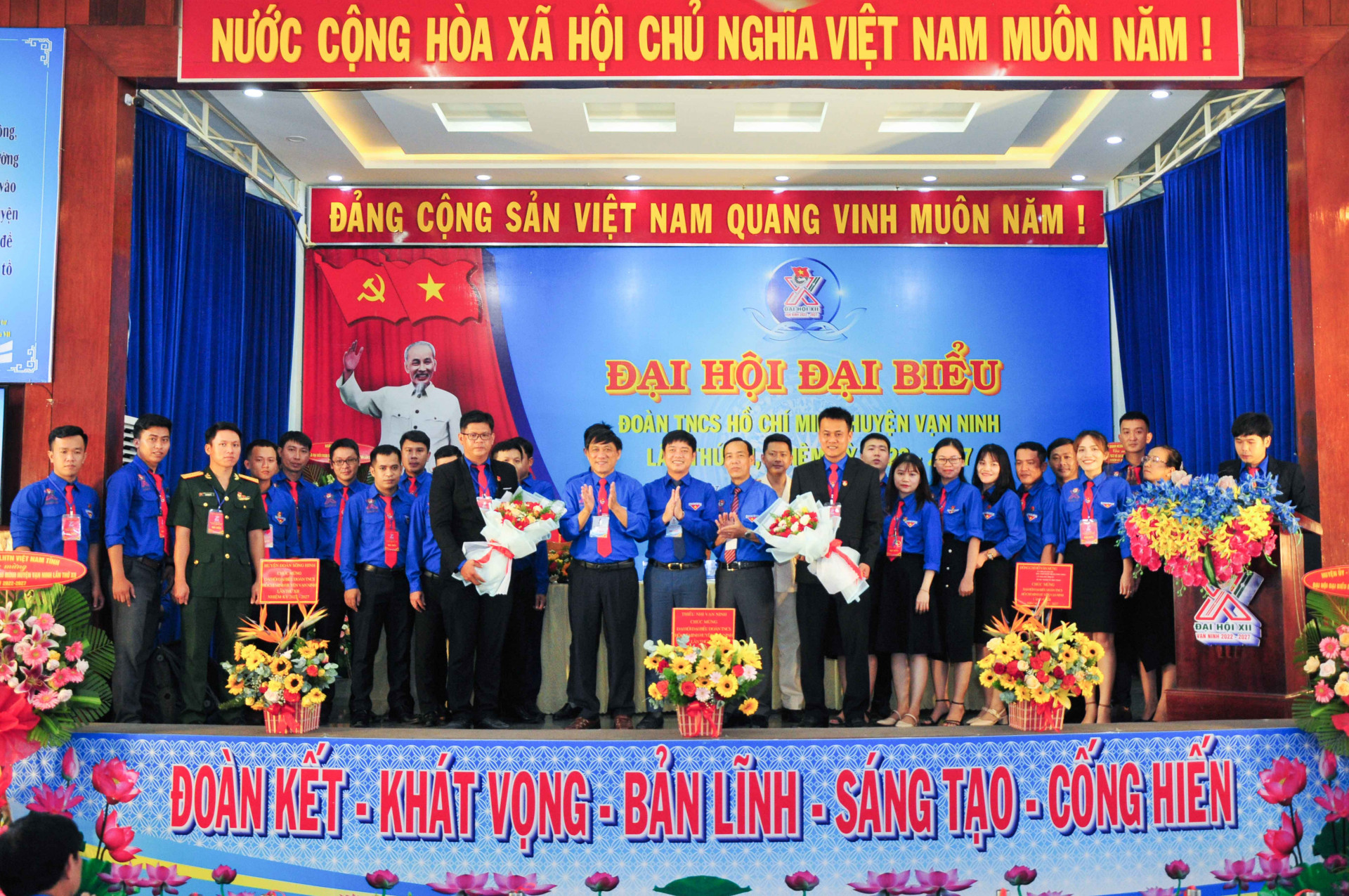 Các đại biểu tặng hoa chúc mừng Ban Chấp hành Huyện đoàn Vạn Ninh khoá XII 