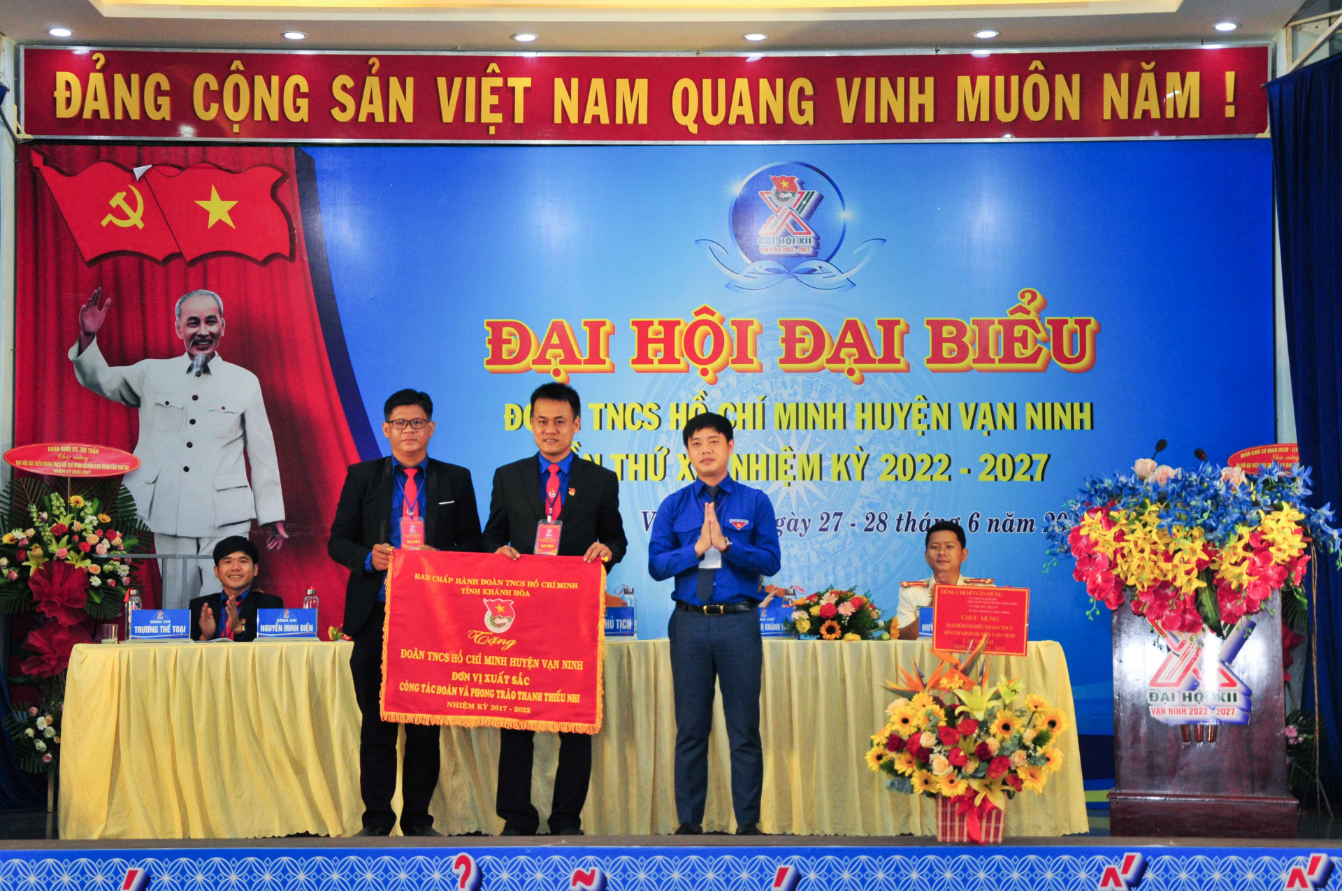 Tỉnh đoàn trao cờ thi đua xuất sắc cho Huyện đoàn Vạn Ninh