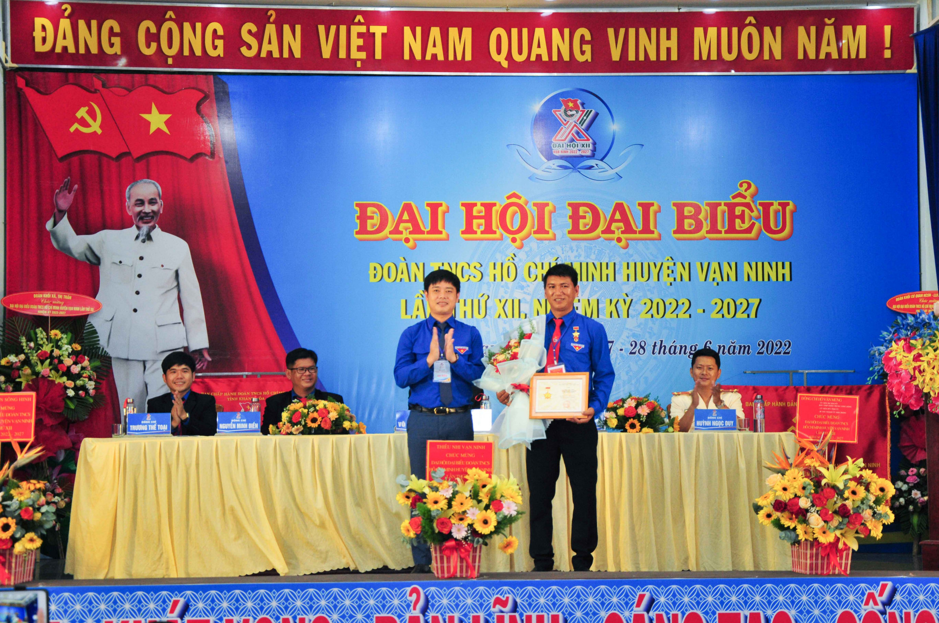 Lãnh đạo Tỉnh đoàn thừa uỷ quyền của Trung ương Đoàn trao kỷ niệm chương Vì thế hệ trẻ cho một cá nhân của huyện Vạn Ninh
