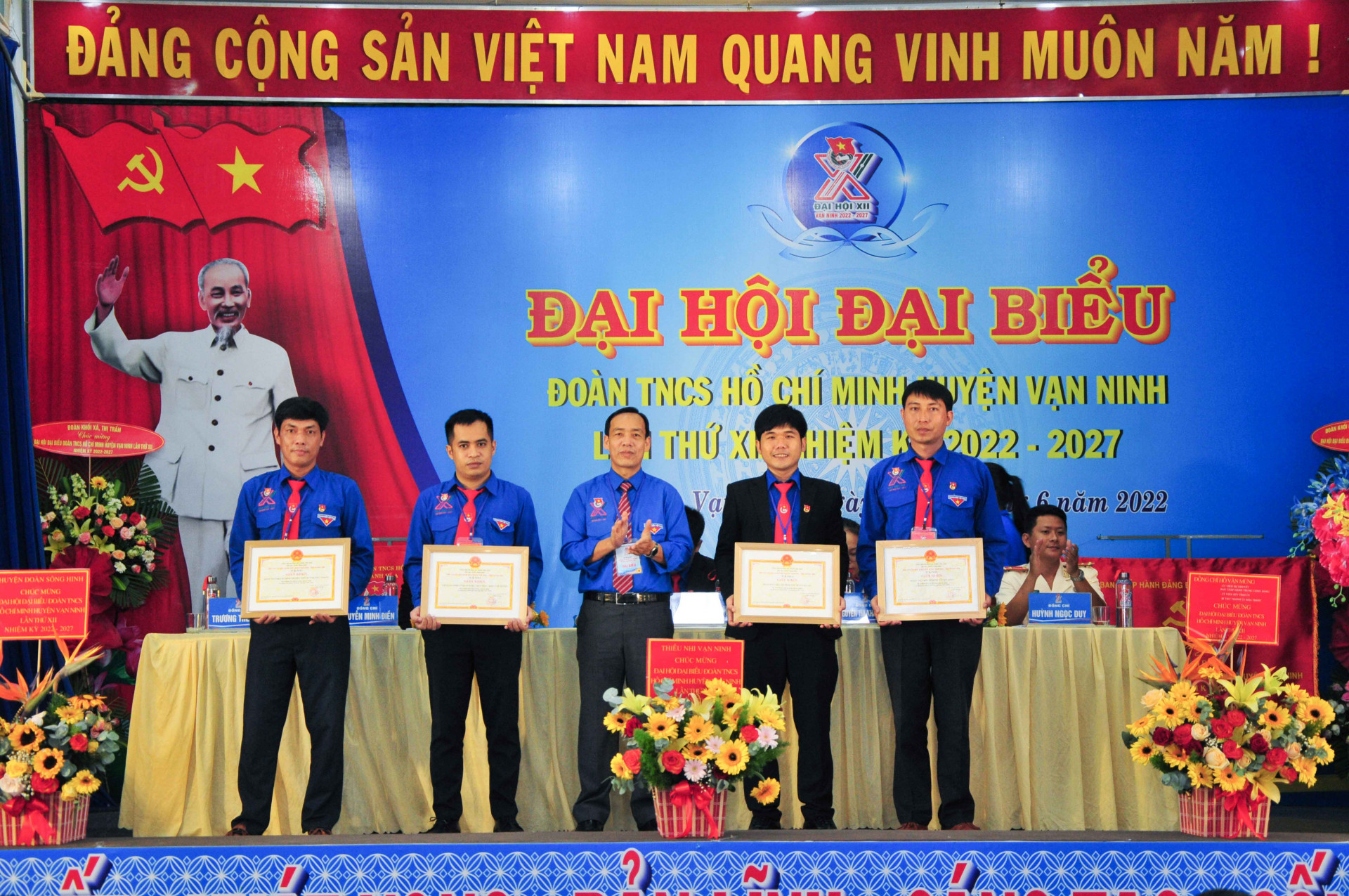 Các tập thể xuất sắc nhận giấy khen của UBND huyện Vạn Ninh