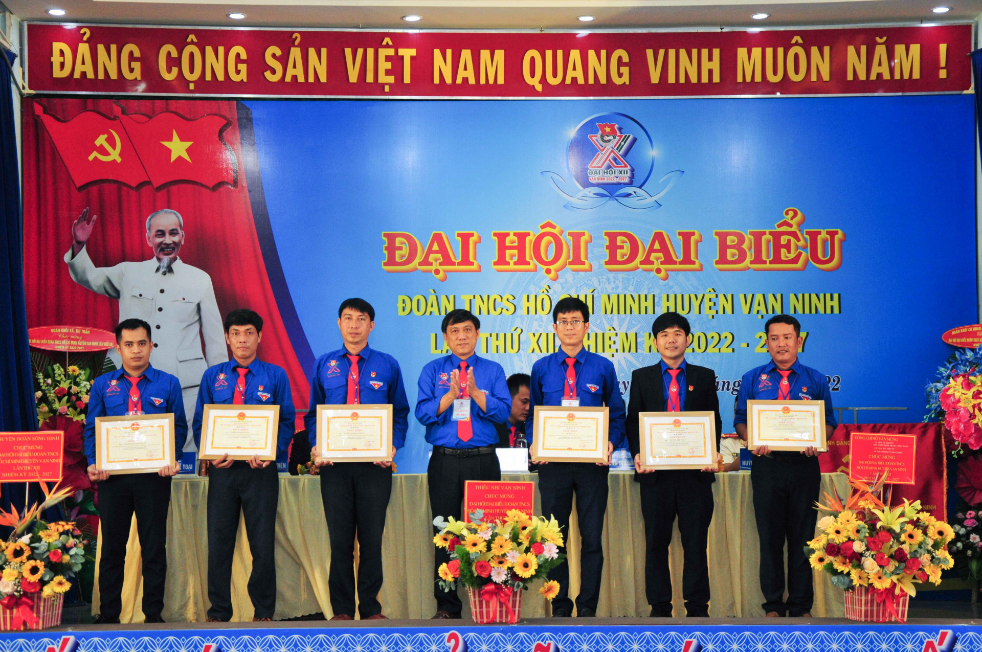 Lãnh đạo UBND huyện Vạn Ninh trao giấy khen cho các cá nhân có thành tích xuất sắc