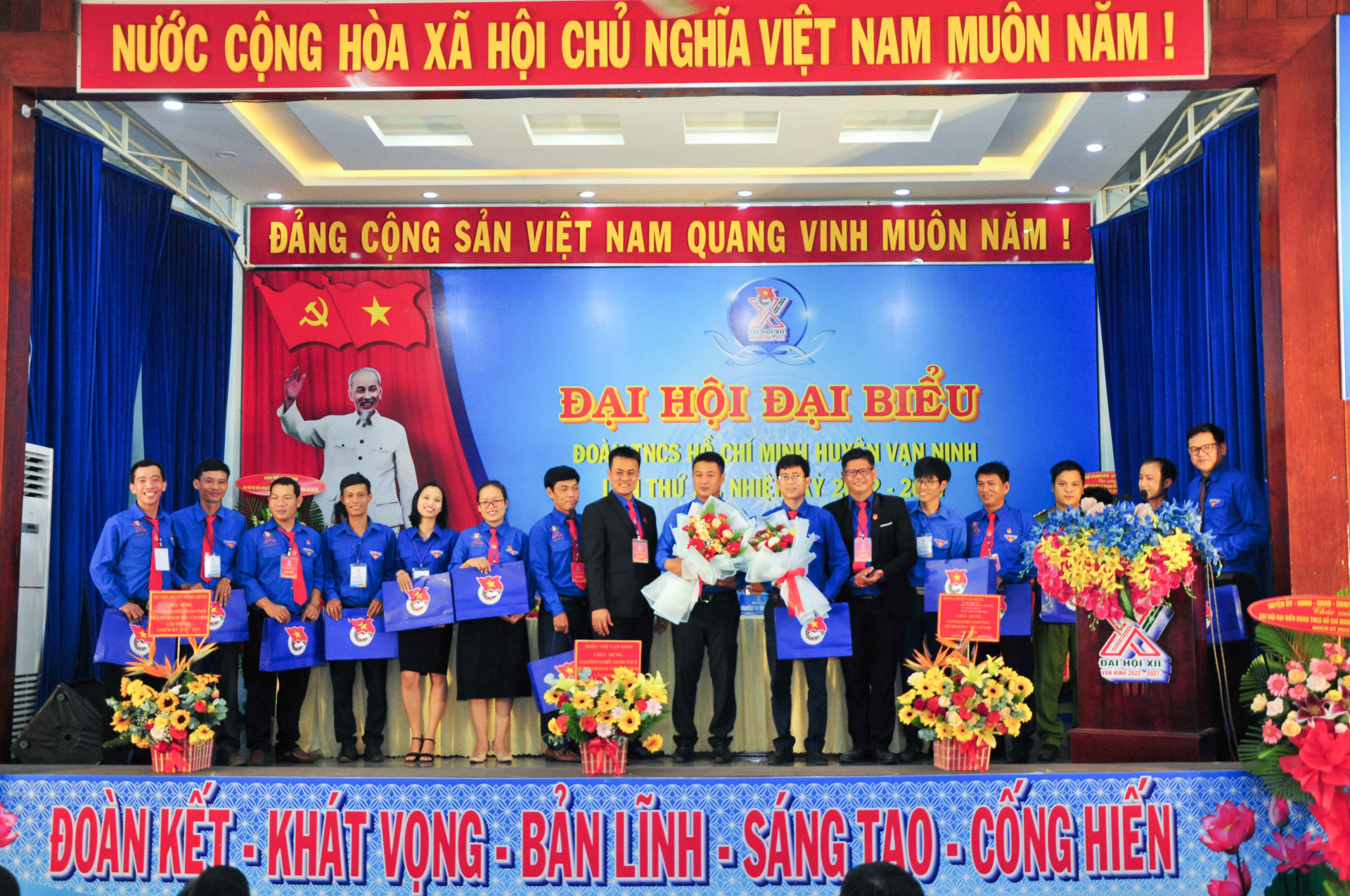 Đại hội tặng hoa cho các Nguyên Bí thư Huyện đoàn và các Uỷ viên Ban Chấp hành Huyện đoàn khoá XI không tái cử khoá mới