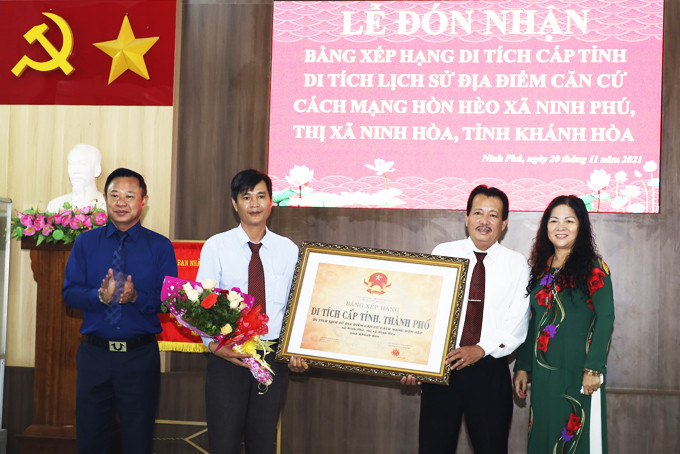 Lãnh đạo xã Ninh Phú đón nhận bằng xếp hạng di tích cấp tỉnh  căn cứ cách mạng Hòn Hèo.