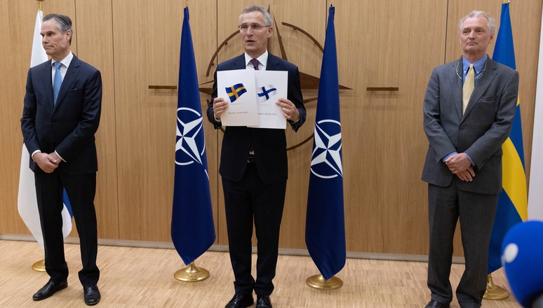 Tổng thư ký NATO (giữa) tiếp nhận đơn xin gia nhập liên minh của Thụy Điển và Phần Lan.