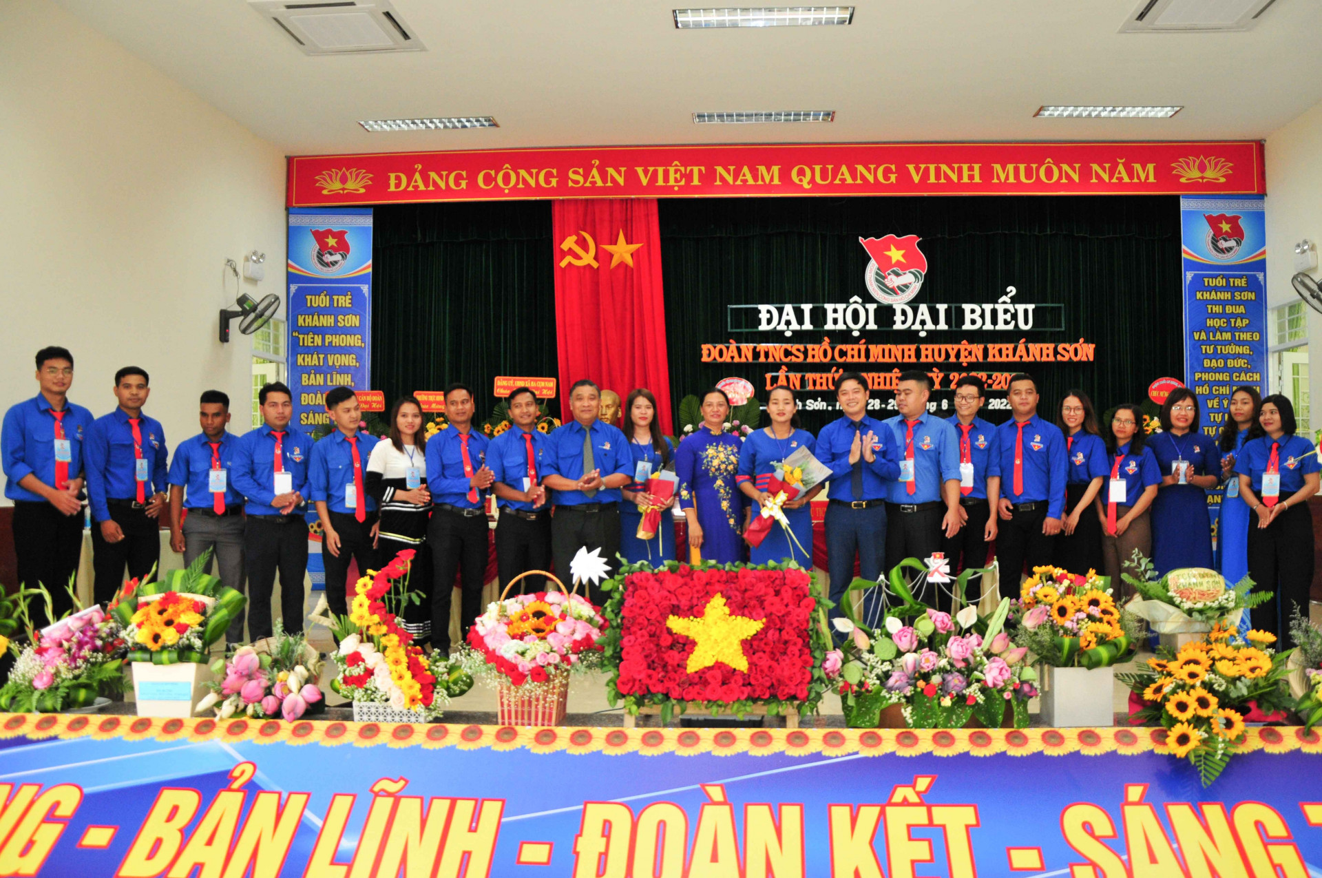 Các đại biểu tặng hoa chúc mừng Ban Chấp hành Huyện đoàn Khánh Sơn khoá X