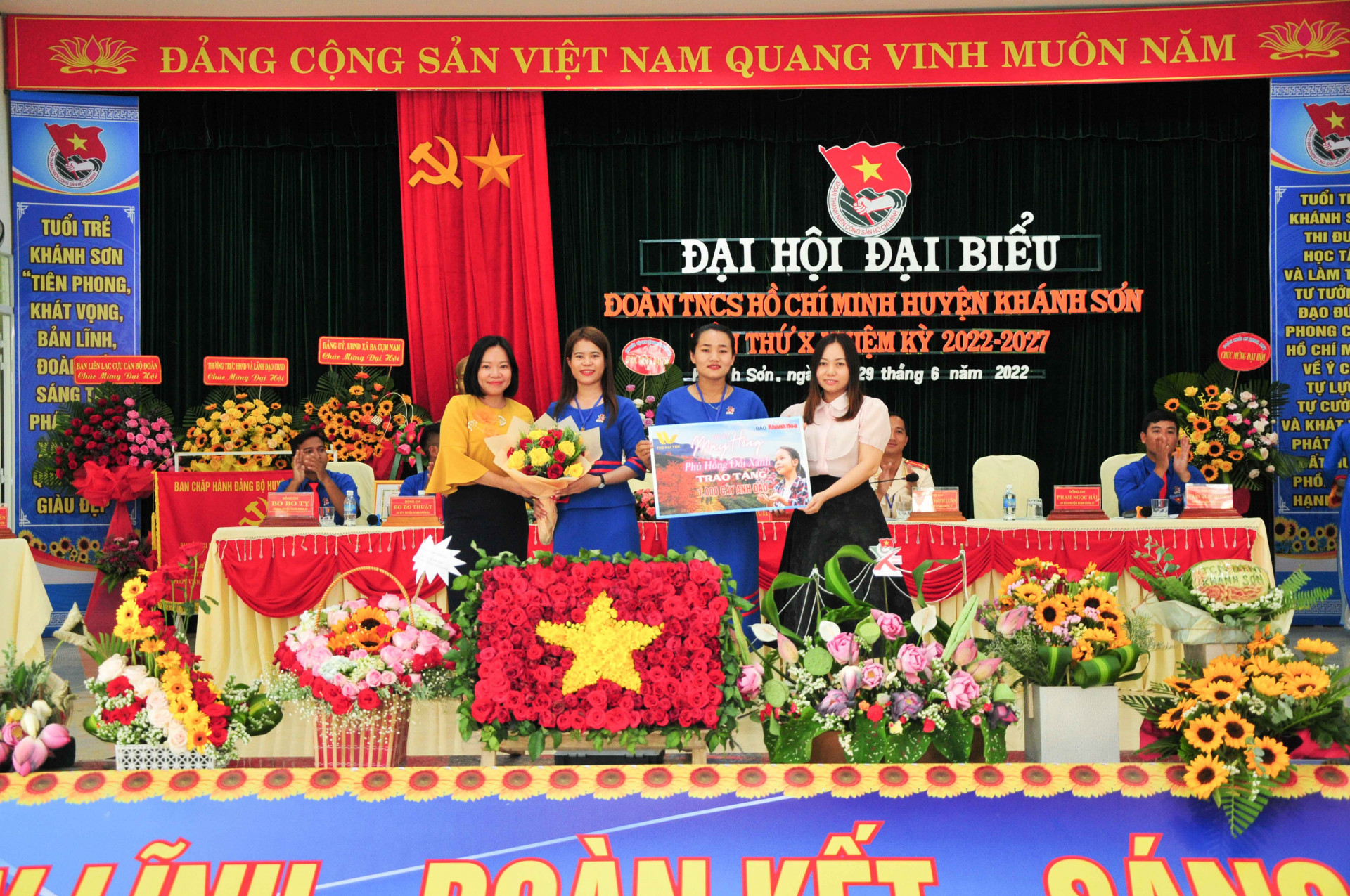 Lãnh đạo Báo Khánh Hoà cùng Công ty TNHH MTV Hải Yến trao hỗ trợ Huyện đoàn Khánh Sơn 1.000 cây hoa anh đào để thực hiện trồng cây xanh tạo cảnh quan xanh - sạch - đẹp cho địa phương
