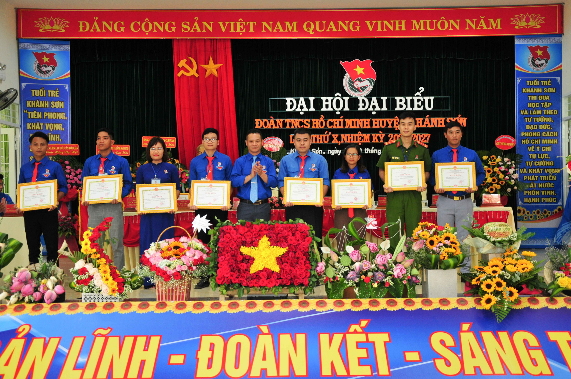 UBND huyện Khánh Sơn khen thưởng các tập thể xuất sắc
